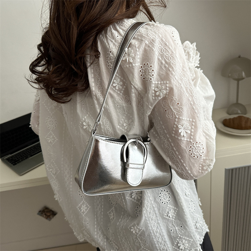 Bolsos de plata de nicho de alto nivel para mujeres 2024, nuevo verano, bolso de brazo de hombro universal, bolso de mochila
