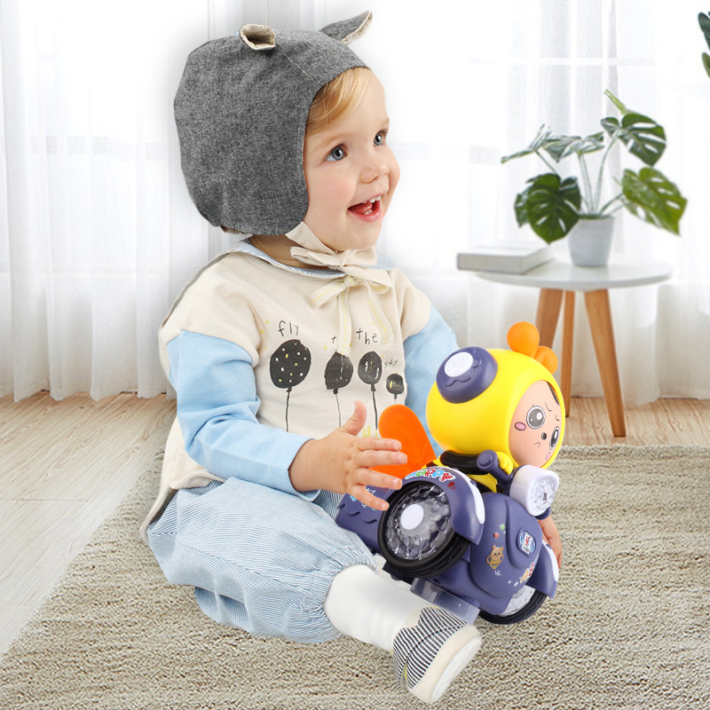 Tiktok mismo coche eléctrico de abeja de dibujos animados que cambia la cara universal caminando música luz pequeña abeja coche de juguete para niños y niñas