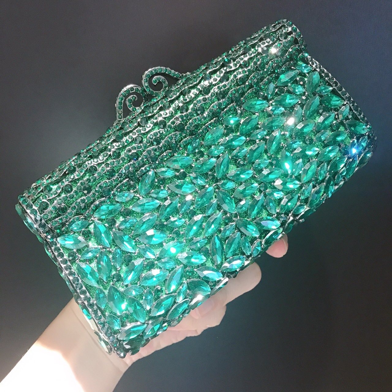 * Nuevo paquete de cena de diamantes transfronterizos bolsos de diamante verde bolsos de banquete europeos y estadounidenses bolsos de mano de diamantes horizontales bolsos de damas