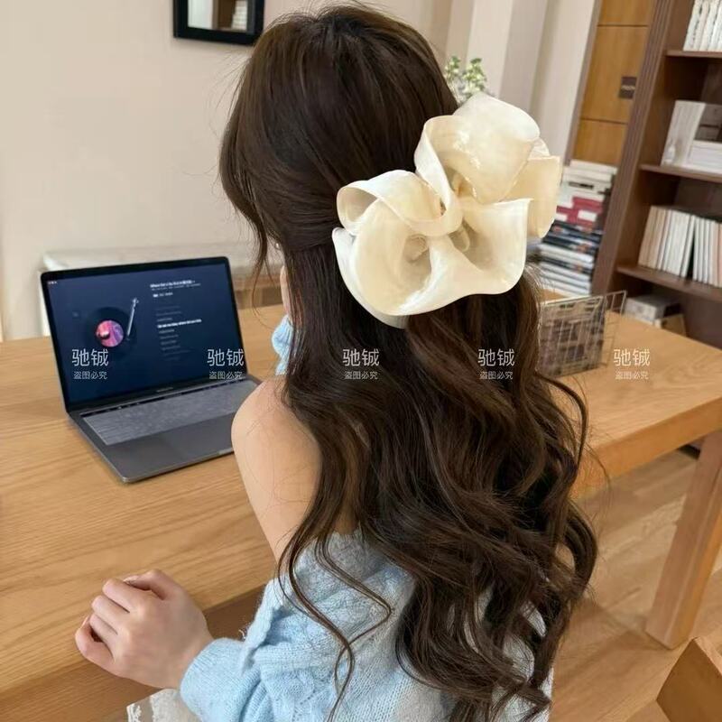You Can See It from the Front Too~ Extra-Large Ruffled Tulle with Delicate Pleats That Make the Face Look Smaller, Creating a Stylish Vibe, Banana Hair Clip You Can See It from the Front Too~ Extra-Large Ruffled Tulle with Delicate Pleats That Make the Face Look Smaller, Creating a Stylish Vibe, Banana Hair Clip