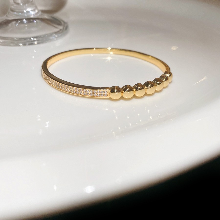 Pulsera Abierta con Letras Incrustadas de Diamantes y Baño de Oro Real, Pulsera Versátil de Nicho, Nuevo Modelo 2026, Joyería de Lujo Ligero de Alta Gama para Mujer