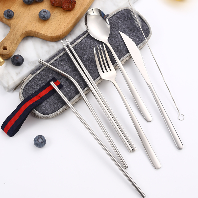 Amazon popular 304 Acero inoxidable paja vajilla traje coreano cuchillo de comida occidental, tenedor y cuchara de paja portátil conjunto de 7 piezas