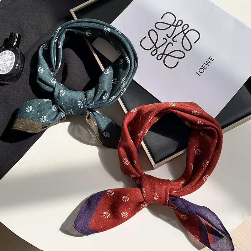 Pequeña toalla cuadrada bufandas de seda para mujeres 2025 nuevo paquete coreano de pañuelo de seda bufandas de cuello bufandas al por mayor