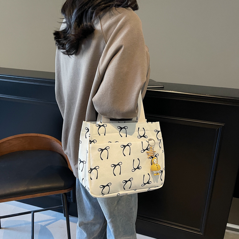 Wholesale fashion bento bag new daily lightweight handbag Korean version high-quality travel and business versatile handbag