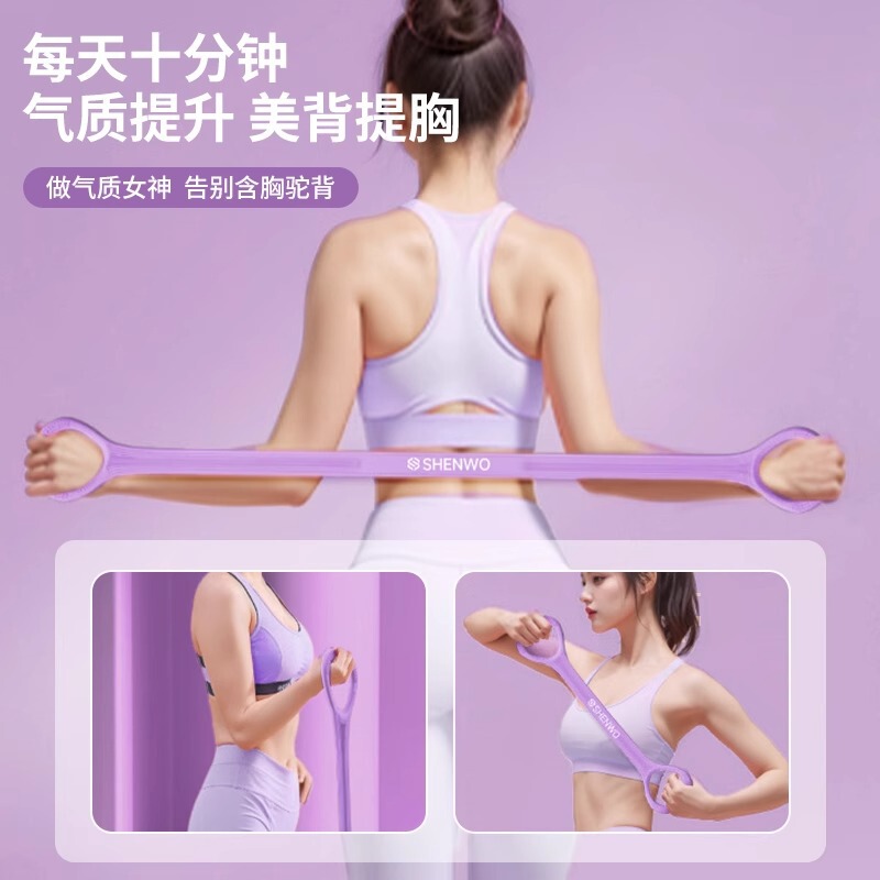 8字のラリーの女性は背中を開けて練習します。|undefined