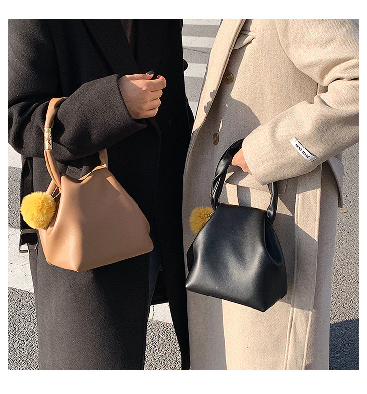 Laufsteg Mode Frauen tasche 2021 Winter neue Mode Handtasche franzsische Textur tragbare Eimer tasche mit haarigen Bllenpicture7