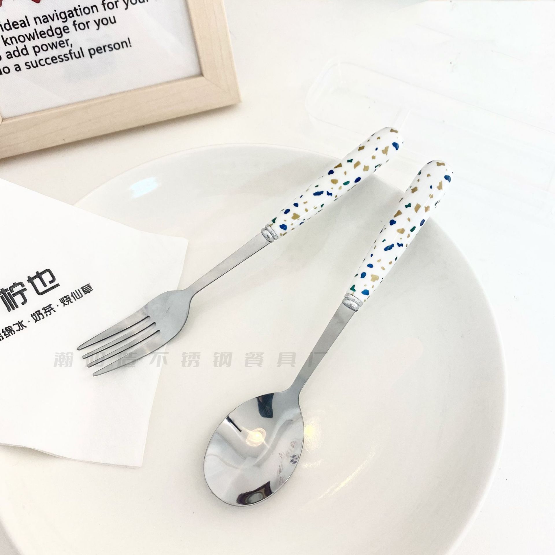 자갈 패턴 둥근 숟가락 + 포크 + 투명 상자