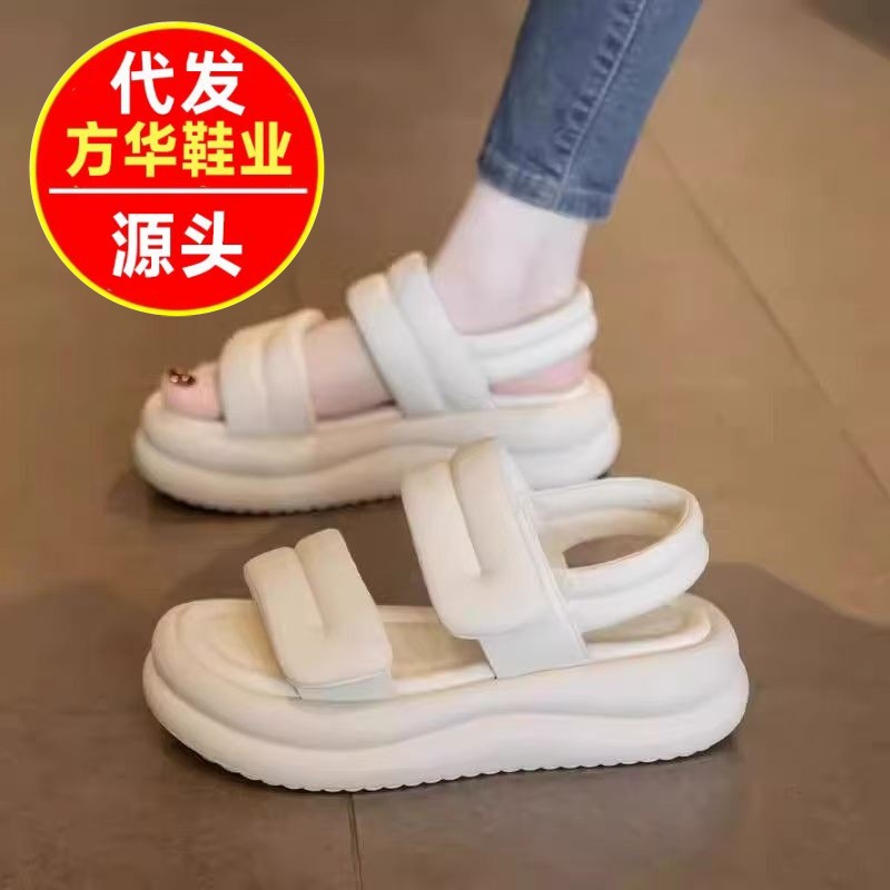Sandallas deportivas para mujeres 2026 nuevo verano popularidad en línea Velcro con suela gruesa casual versátil zapatos de playa suaves