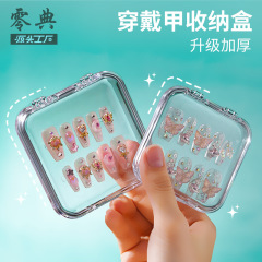 甲の収納ケースを身に着けています。