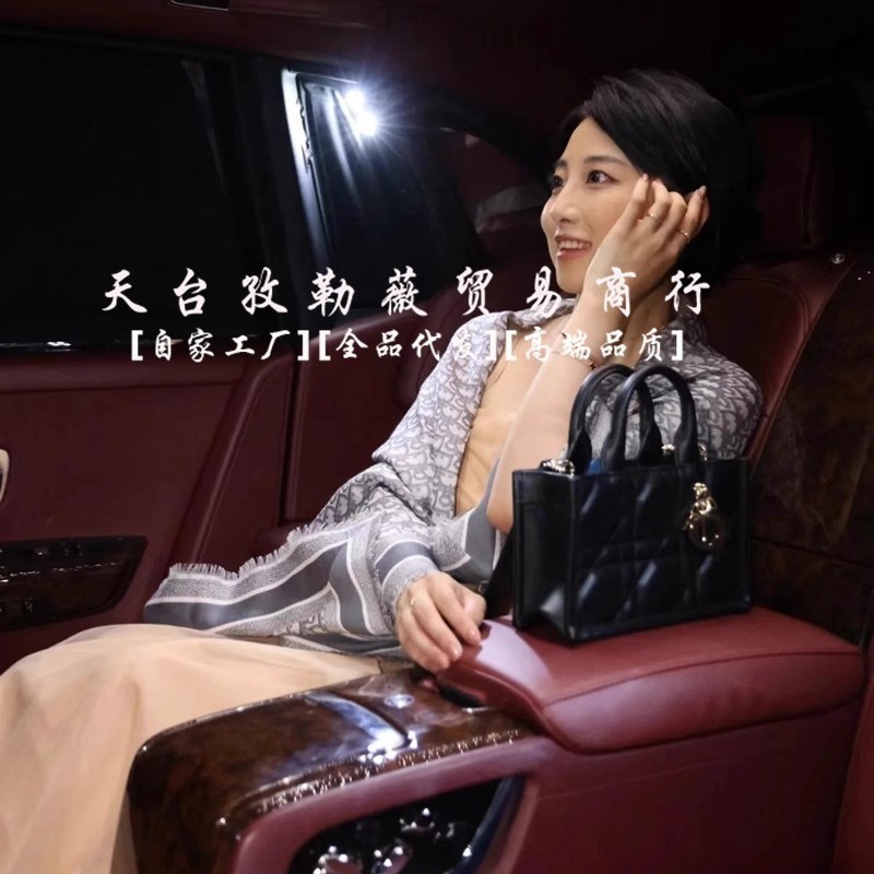 【蓝调D曲】经典老花字母70羊毛30桑蚕丝105大方巾女丝巾围巾披肩|undefined