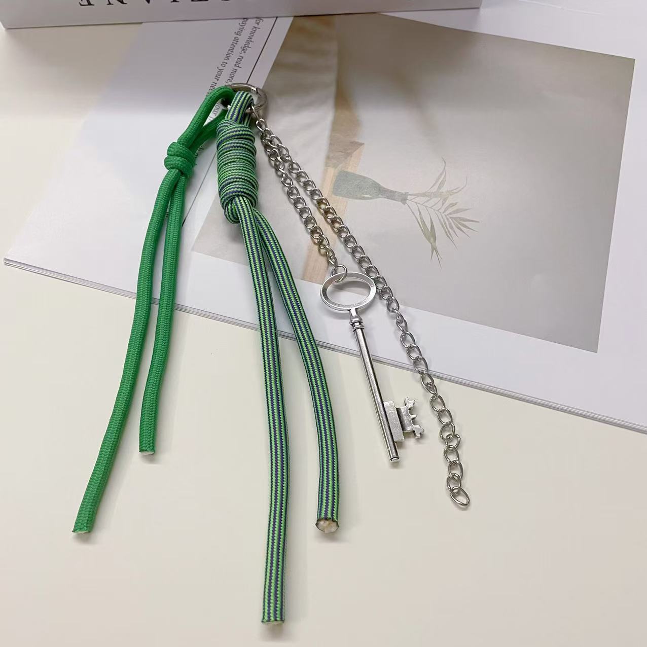 녹색 줄무늬 밧줄과 열쇠