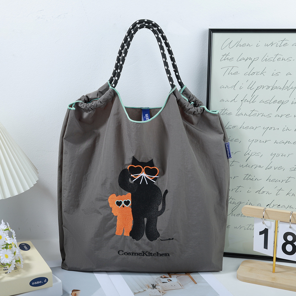 厳選ネット赤同項日系ボールチェーン刺繍レジ袋女性ファッション小衆大容量シングルバッグ潮