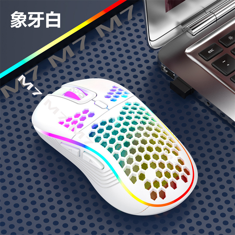 Kablosuz şarj özelliğine sahip, RGB aydınlatmalı, hafif oyuncu dizüstü bilgisayar aksesuarı olan oyuklu mouse.