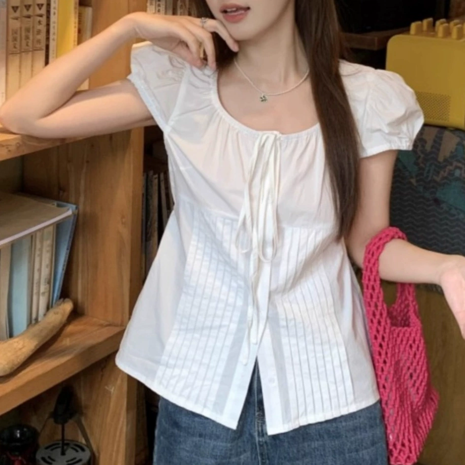 Белые рукава с пузырьками Дизайн Чувство шнуровки воротник рубашка Женское лето 2025 Новый свободный повседневный дикий топ