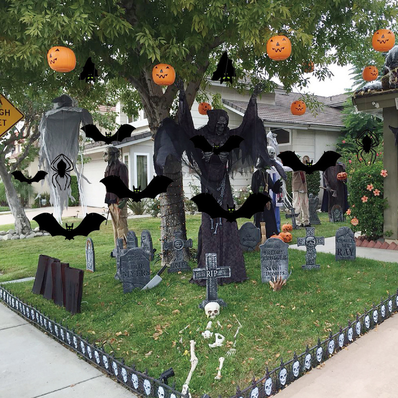 国境を越えたハロウィーン装飾大きなクモが目を光るコウモリがハロウィーンパーティーの庭の壁に飾られている|undefined