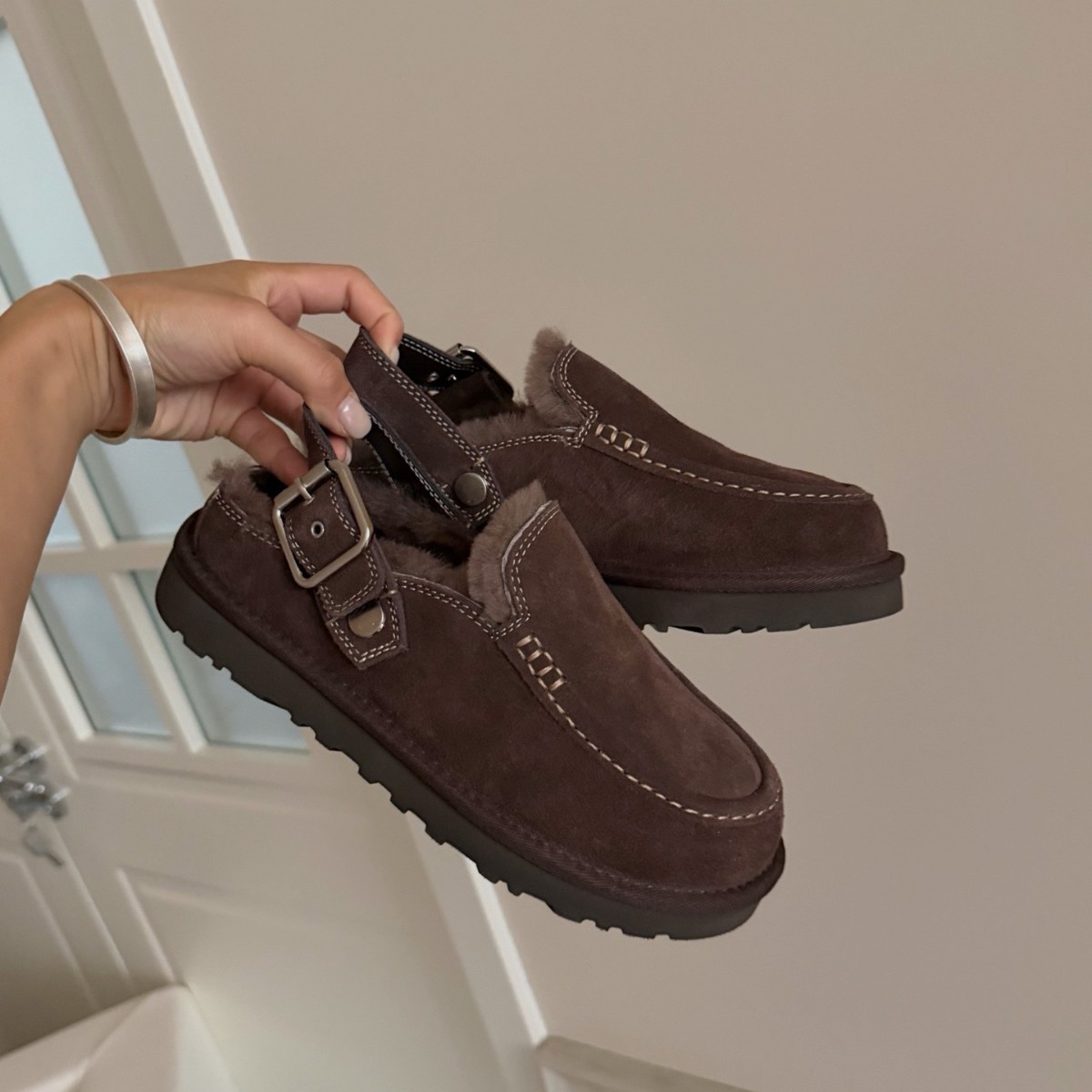 Henan Sangpo's new Avilina slip-on shoes for 2026 autumn and winter, versatile flat-soled, soft-soled, fleece-lined, buckle-style, lazy half-slip-ons