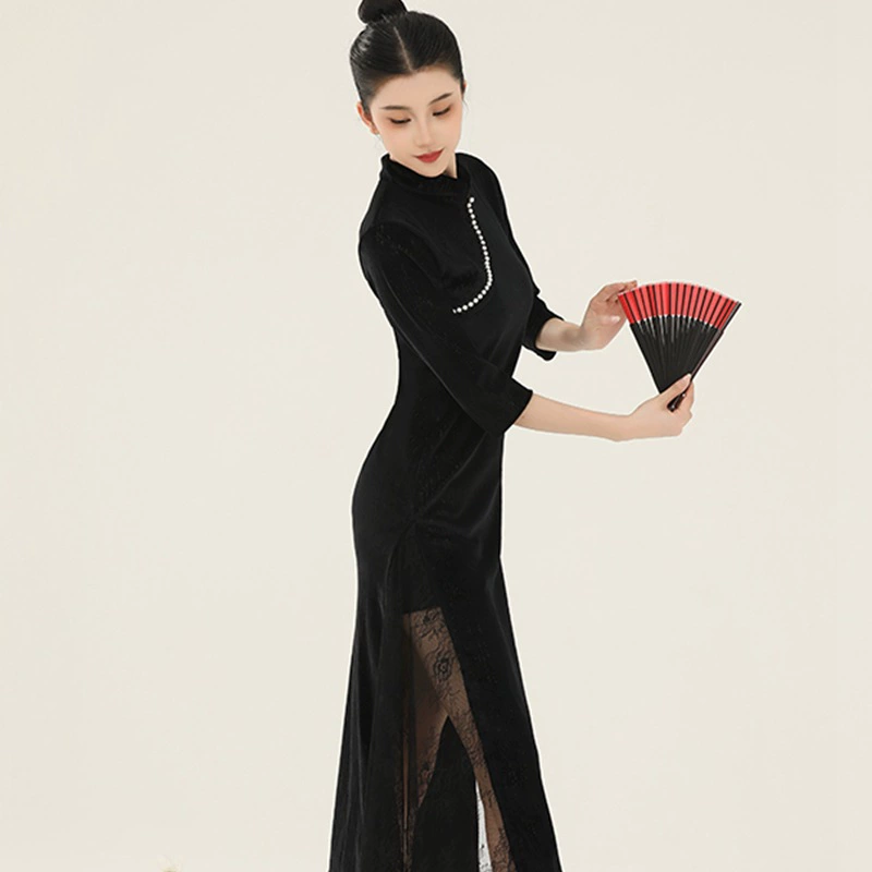 Классическая танцевальная юбка Cheongsam Темперамент Этнический стиль Танцевальная черная бархатная жемчужная кружевная юбка Chongsam с высоким разрезом