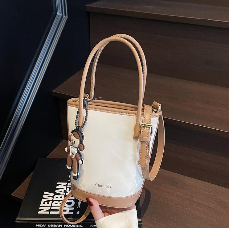 Tendencia versátil nicho de diseño de bolso de cubo de mano mujer 2025 nuevo estilo casual estilo extranjero sensación de alto hombro mochila