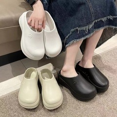 背を高くして料理人の靴の一体のスリッパの厚い底の包みの外で新型の軽くて滑り止めの穴の靴の半スリッパの女性の卸売りをします。