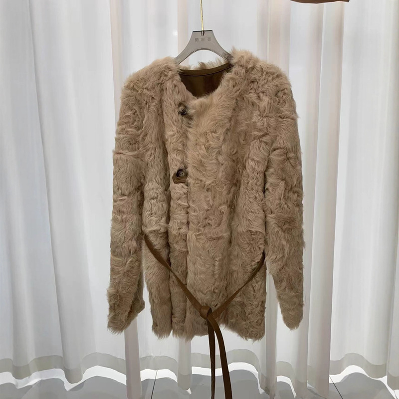 Autumn and Winter New Style Small Lake Goatskin Fur All-In-One Outwear for Women, Reversible Fur Fur Genuine Leather Outwear, Fashionable Trend Autumn and Winter New Style Small Lake Goatskin Fur All-In-One Outwear for Women, Reversible Fur Fur Genuine Leather Outwear, Fashionable Trend