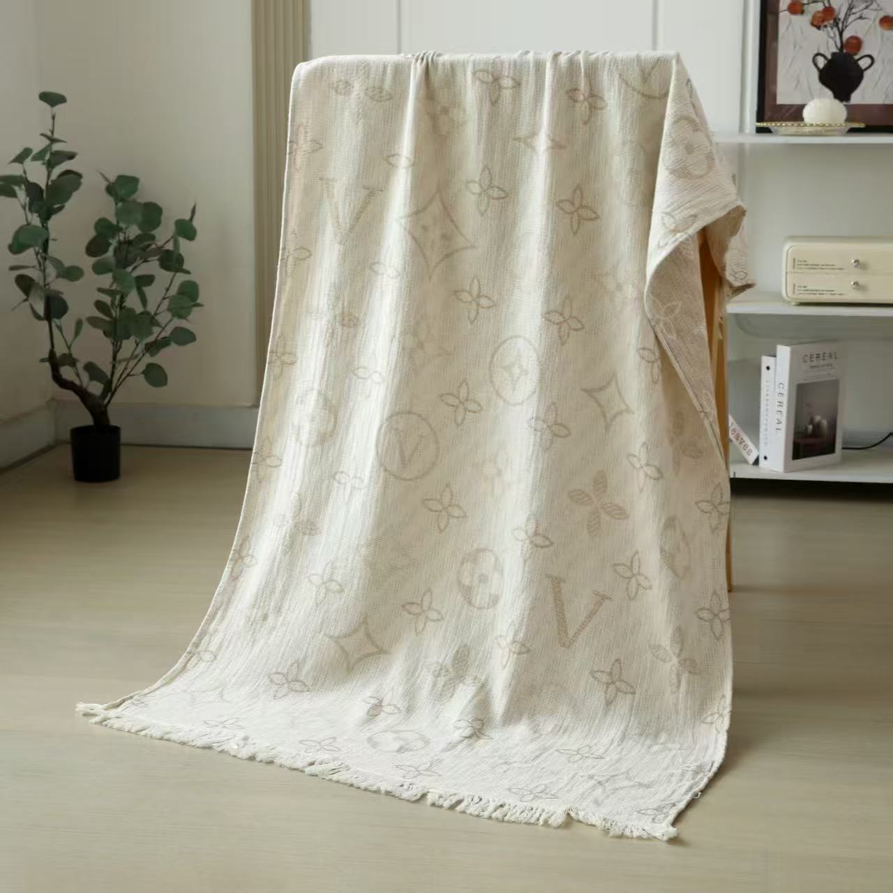 Live-streaming product: gauze cotton-linen bath towel, available in bulk quantities, can be customized with logo. Cotton-linen gauze multi-use tablecloth, sofa cover, bath towel