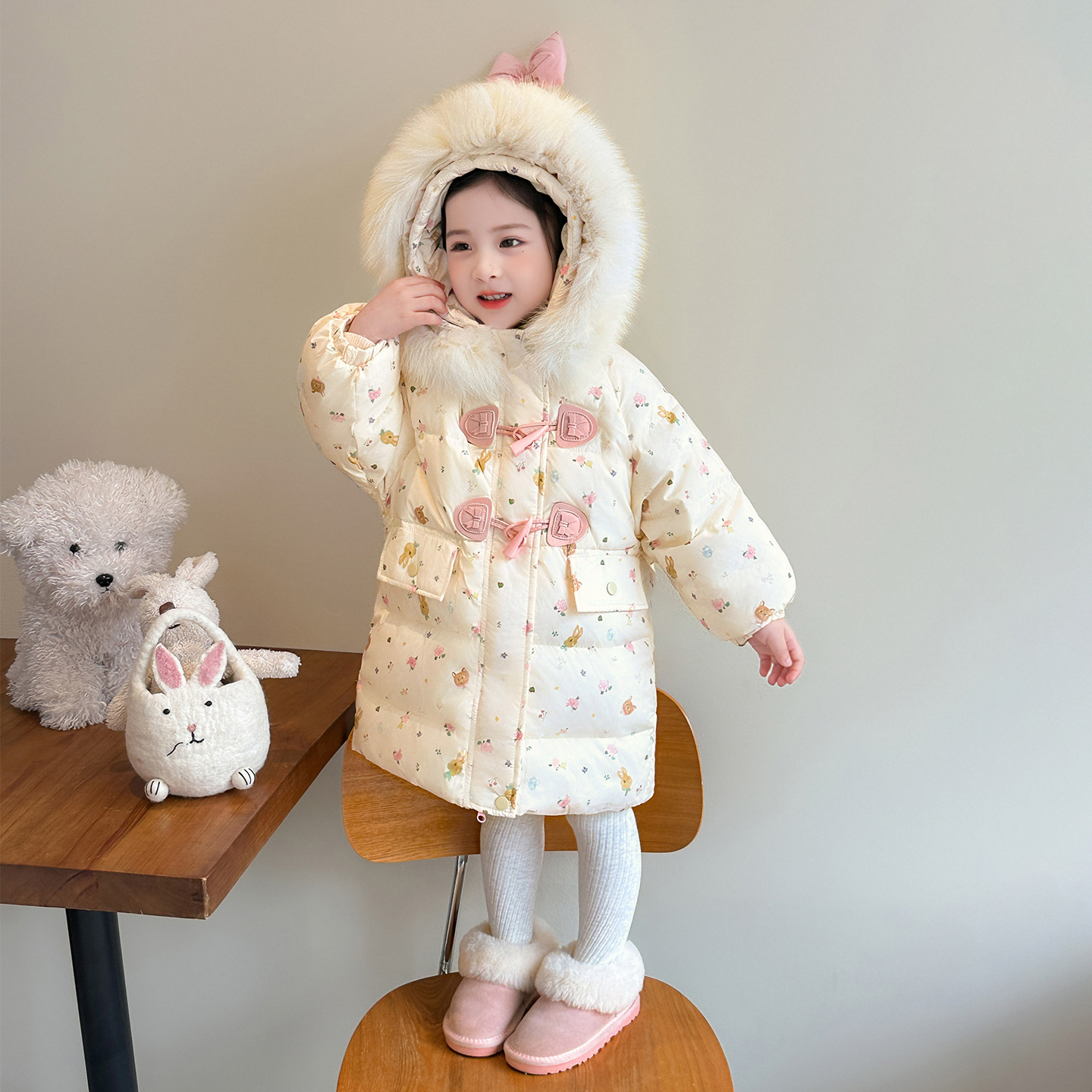 Chaqueta de invierno de niñas 2025, nuevo estilo de estilo occidental bebé femenino, ropa de invierno cálida y gruesa, chaqueta de invierno blanca muy bonita.