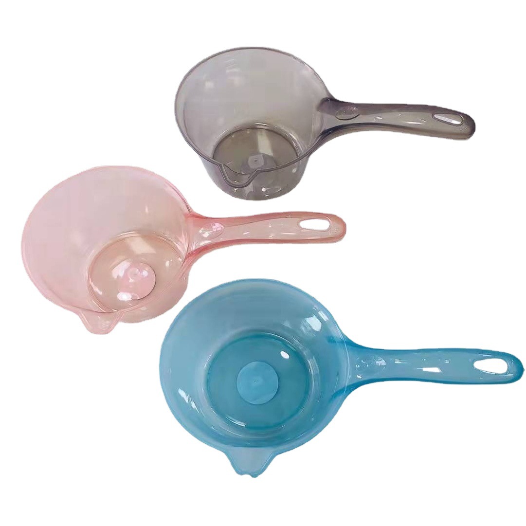 Cucharón de agua de plástico transparente con mango largo para colgar, para baño de niños y bebés, venta al por mayor.