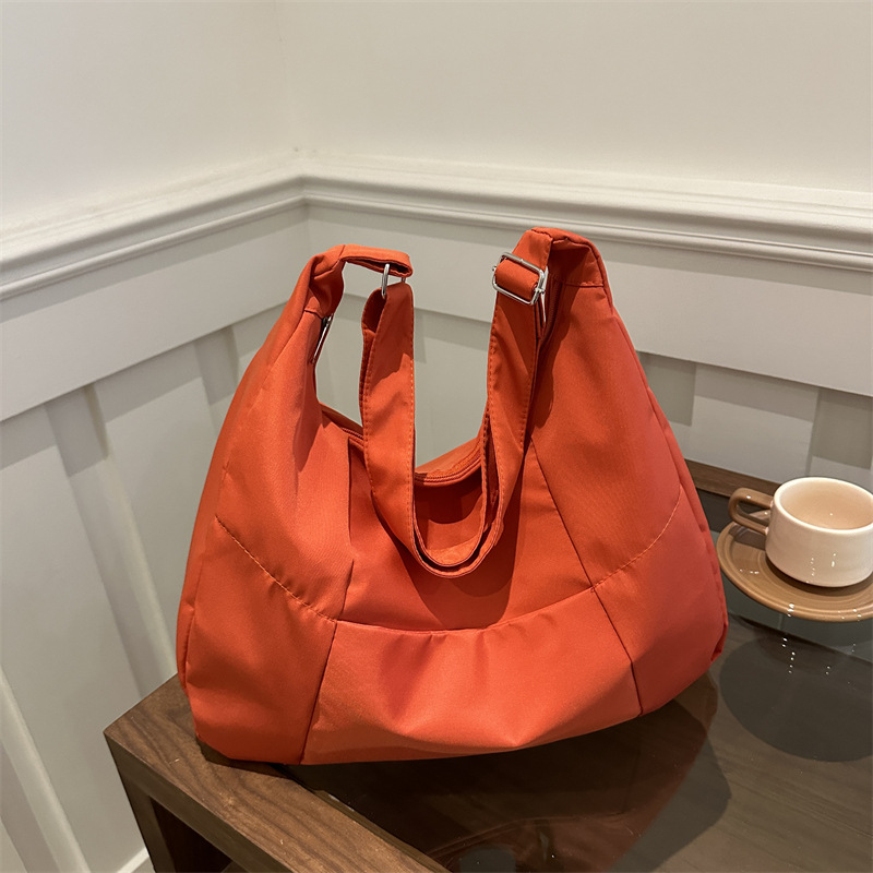 Bolsa de moda simple de invierno 2024 nuevo paquete de bolsillo de gran capacidad simple de estilo coreano bolsas de hombro casuales de brazo