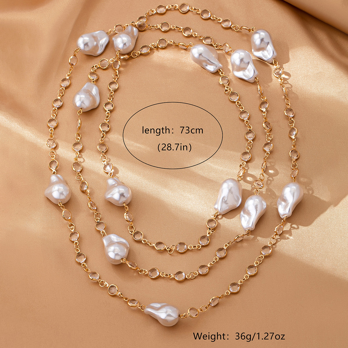 Unsere minimalistische Layering-Halskette vereint zarte Ketten und dezenten Luxus. Tragen Sie sie als kleine Erinnerung an Ihre eigene Schönheit und Ihr ruhiges Selbstvertrauen._voghion.com