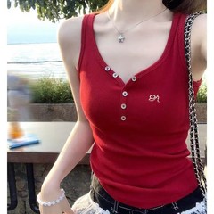 赤いvネックのボタンの外にストラップのベストを着ています。
