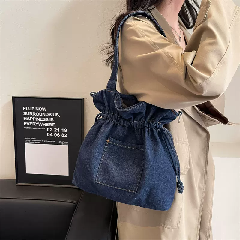 日系牛仔布包包女2024新款文艺抽绳束口水桶包简约百搭单肩斜挎包