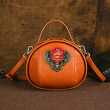 2025真皮斜挎包女植鞣皮透染工艺压花手绘复古简约高档清新小圆包