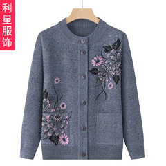 おばあさんの春の服のセーターのカーディガンはゆったりしています。