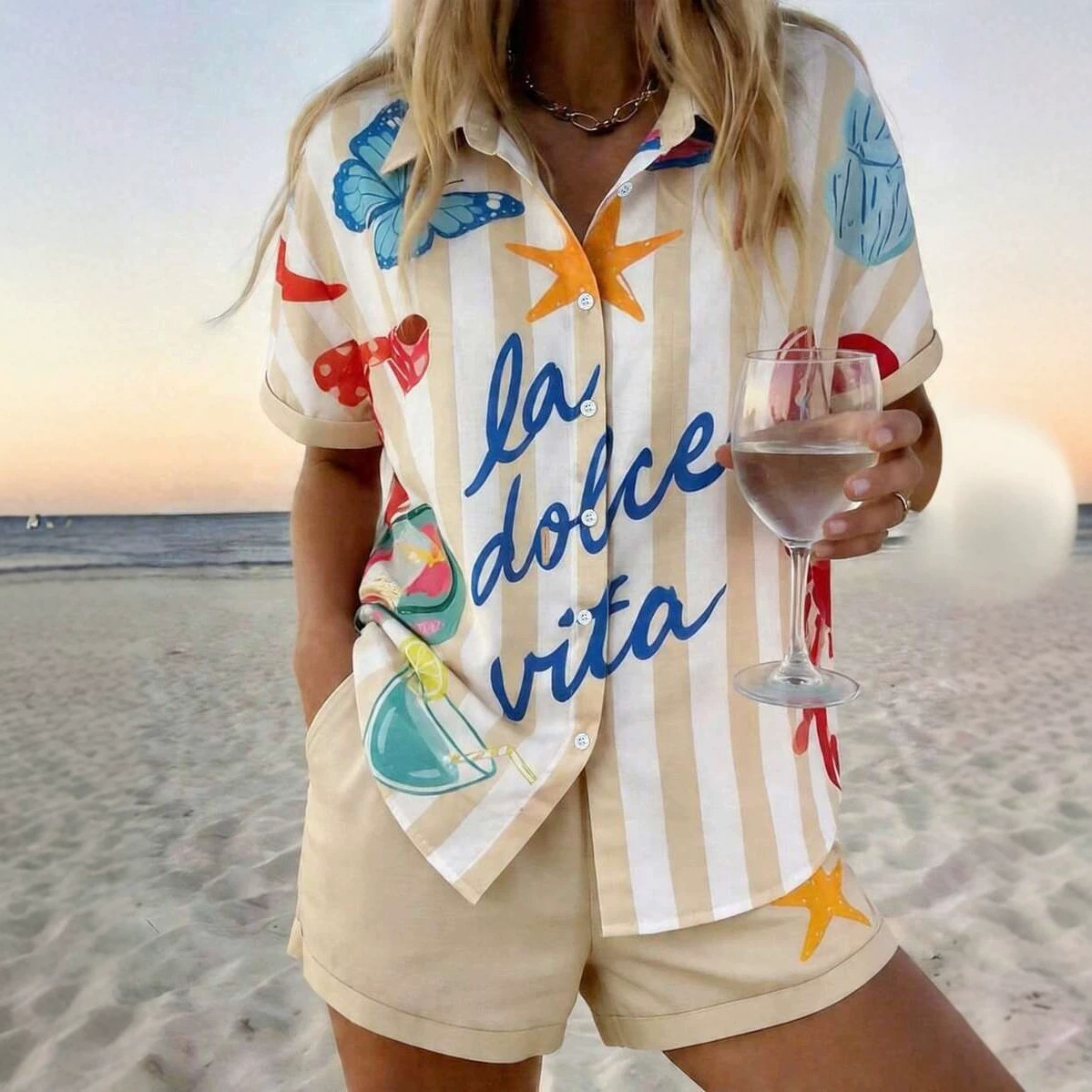 Conjunto feminino de blusa de manga curta e shorts com estampa floral em linho misto, ideal para férias e looks de verão._voghion.com