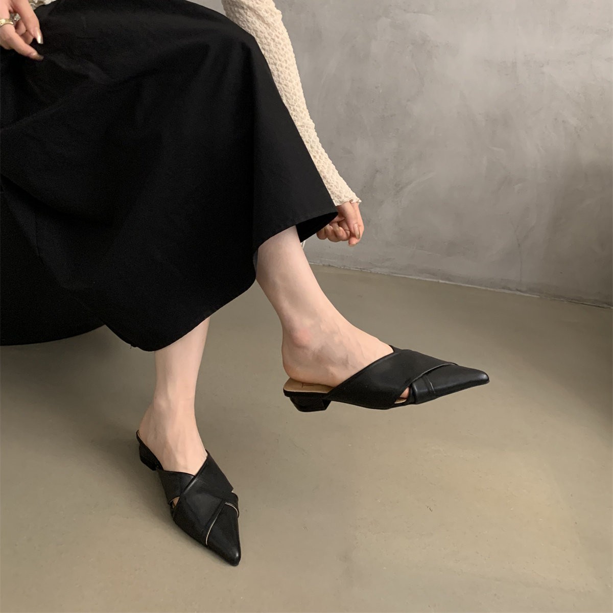 2026 verano nuevo retro tacones bajos puntiagudos zapatos de mujer zapatos de media zapatilla