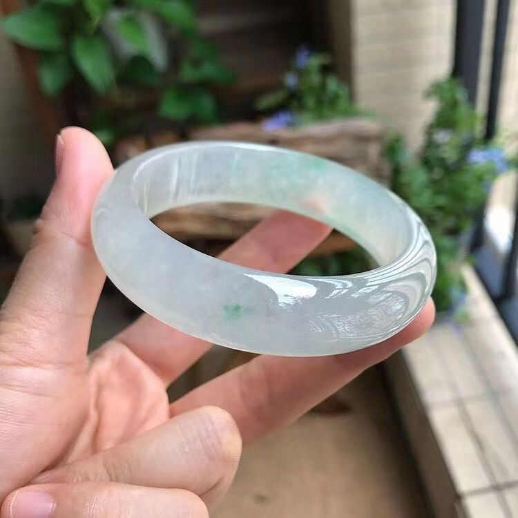 Vòng tay ngọc bích tự nhiên Myanmar loại A cao cấp – nước băng trong, màu lục nhạt, đường kính trong 51–64 mm chi tiết 6