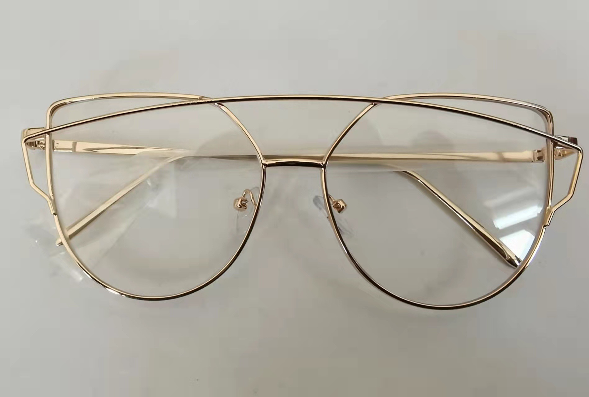 골드 프레임 화이트 필름