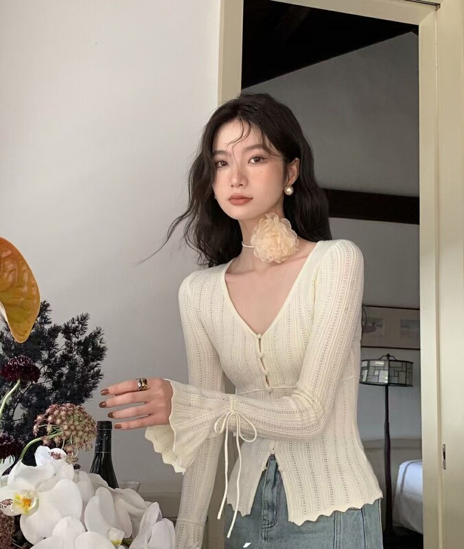 法式秋季新款纽扣V领镂空显瘦上衣女韩版气质喇叭袖绑带针织衫潮|undefined