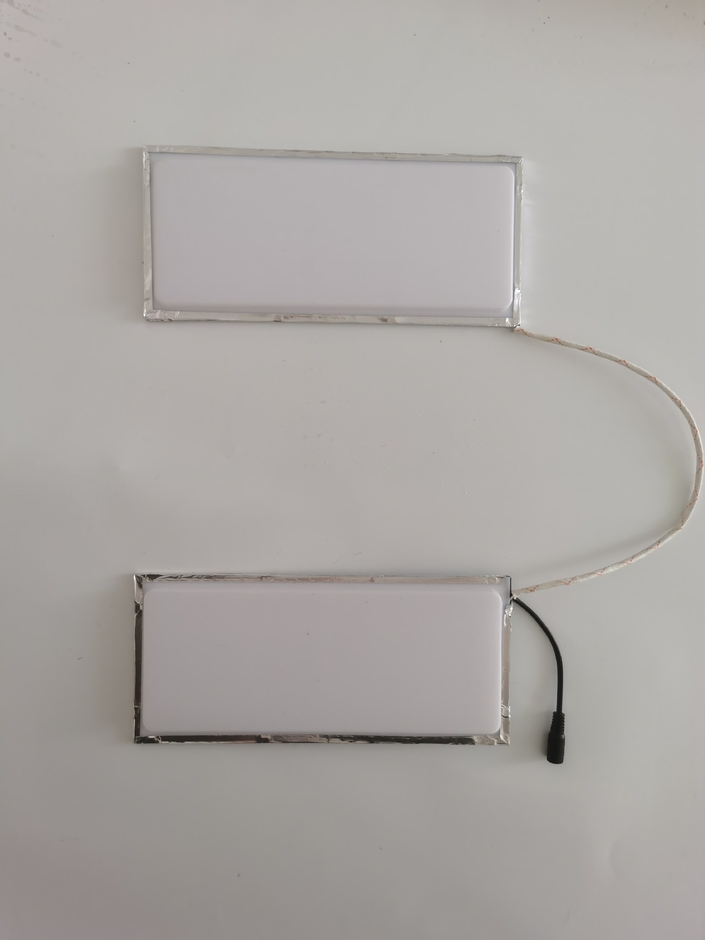 247*110(이중 조명)에는 정류기 16와트가 함께 제공됩니다.