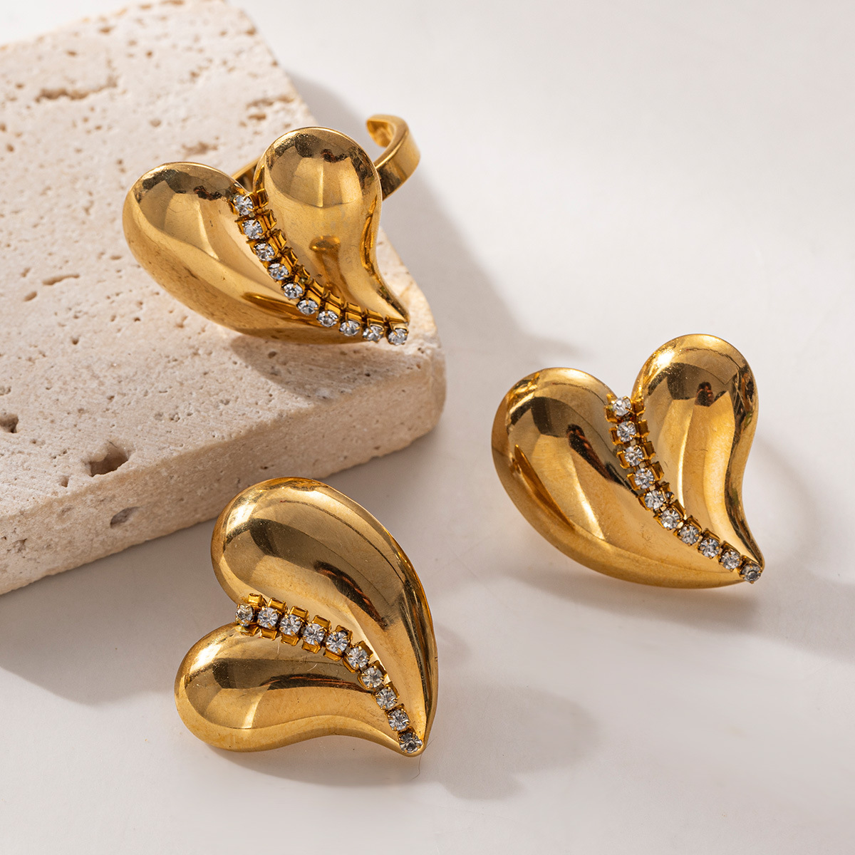 Taena Pendientes de acero inoxidable europeos y americanos Sensación simple de alta calidad Moda dama amor anillo de circón conjunto de pendientes al por mayor