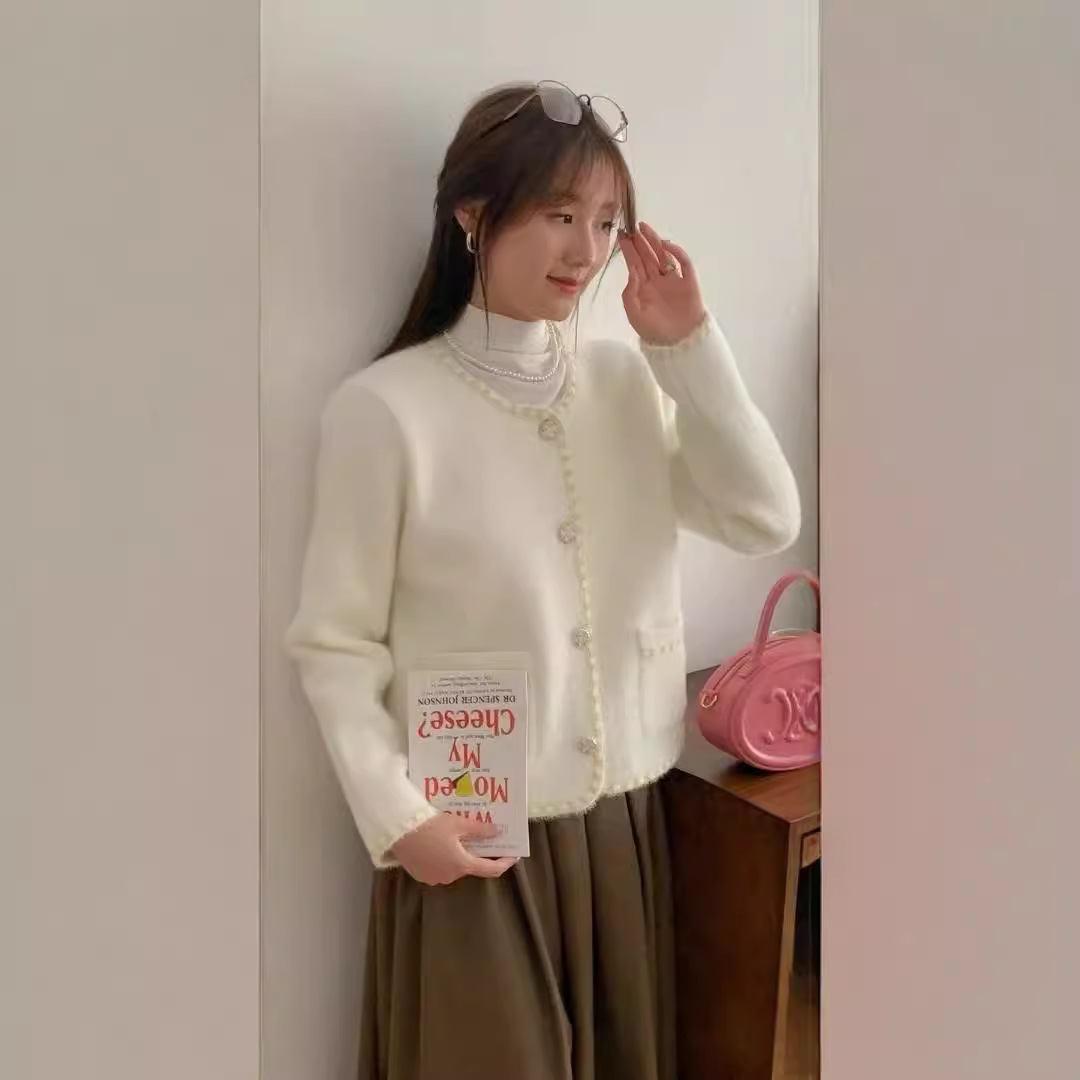 2024 otoño y invierno nuevo estilo pequeño cardigan de punto fragrante de estilo femenino imitación de agua con un diseño suave de suéter de estilo famoso abrigo image 3