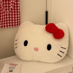 アニメの猫はぬいぐるみが好きです。子供のベッドの上のクッションです。