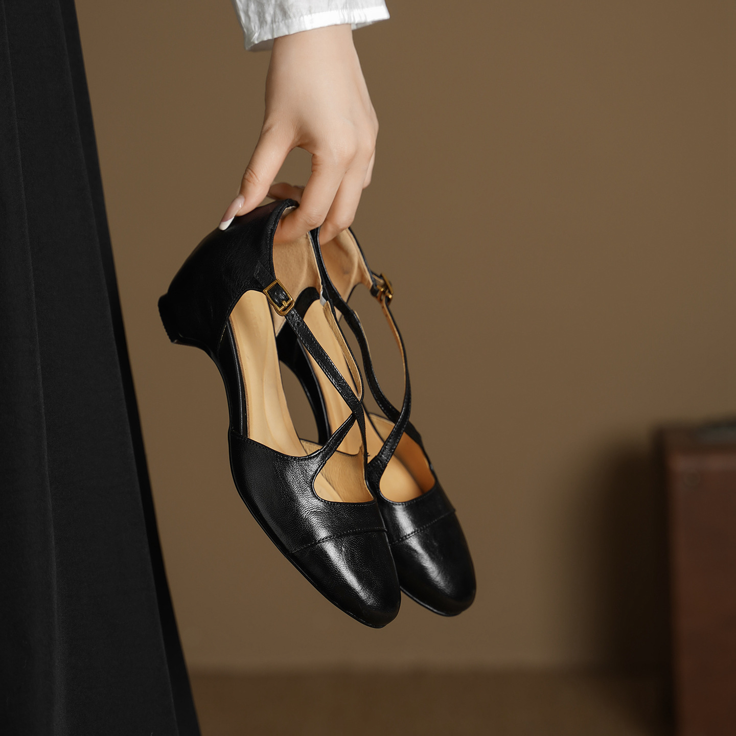 Giày sandal cao gót nữ quai ngang mũi nhọn da dê, gót vuông ổn định — đen chi tiết 10