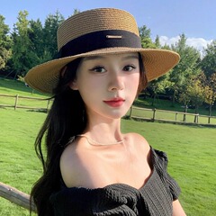 フランスの麦わら帽子の女性2025の新型の夏の日よけの帽子の海辺の休暇のビーチの帽子の草は日焼け止めの平頂の帽子を編みます。