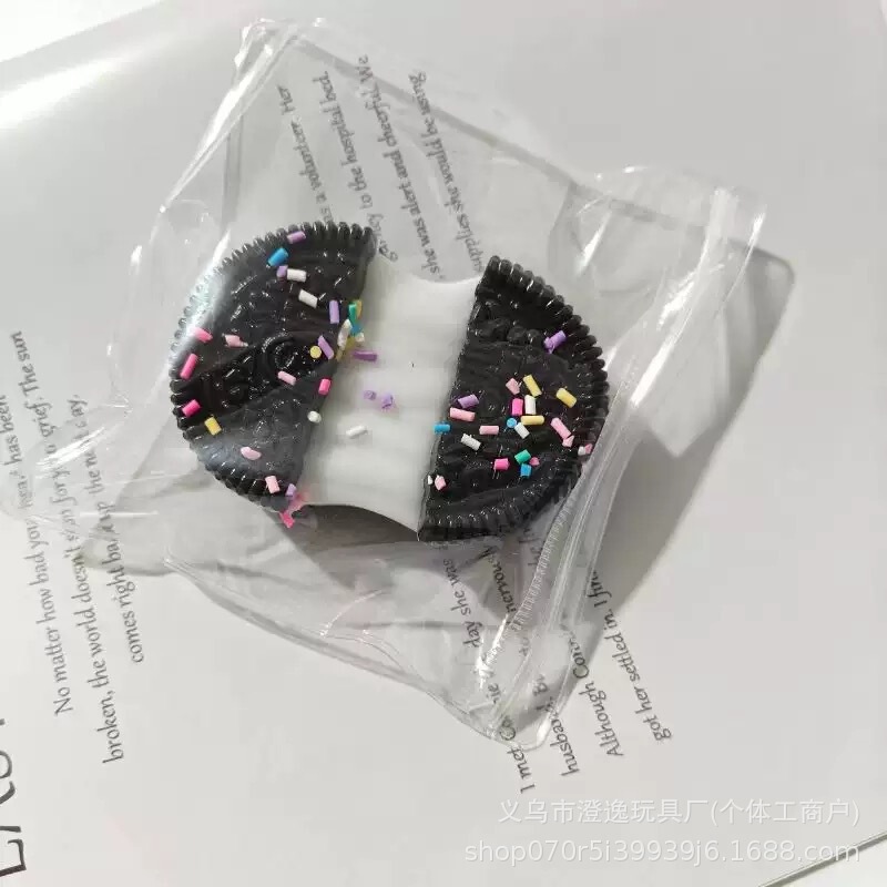 ネットで話題の越境人気商品、サンドイッチ型のソーダビスケット。握っても超柔らかく、ゆっくり戻る。見た目も素敵で、ストレス解消に最適な玩具です。|undefined