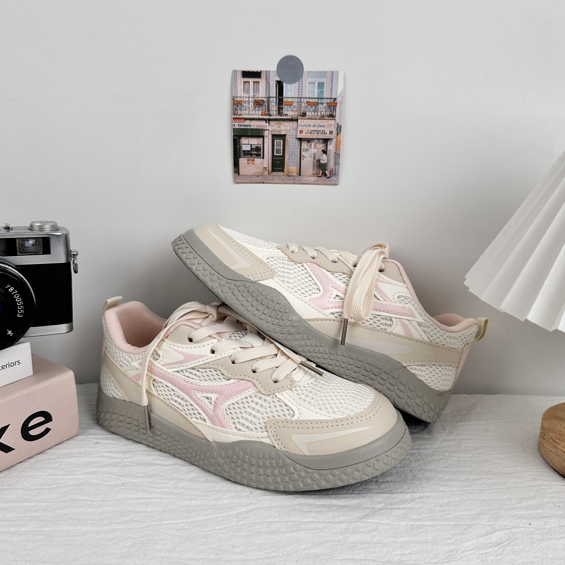 Zapatillas transpirables de malla de onda lejana para mujer 2025 nueva tendencia de verano zapatos casuales de todo fósforo zapatos blancos de suela gruesa para el cabello