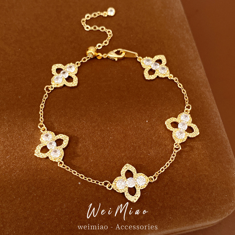 Flores de hierba afortunada de Zhengzhou pulsera hueca ligera pulsera de nicho de lujo personalidad temperamento moda joyería al por mayor