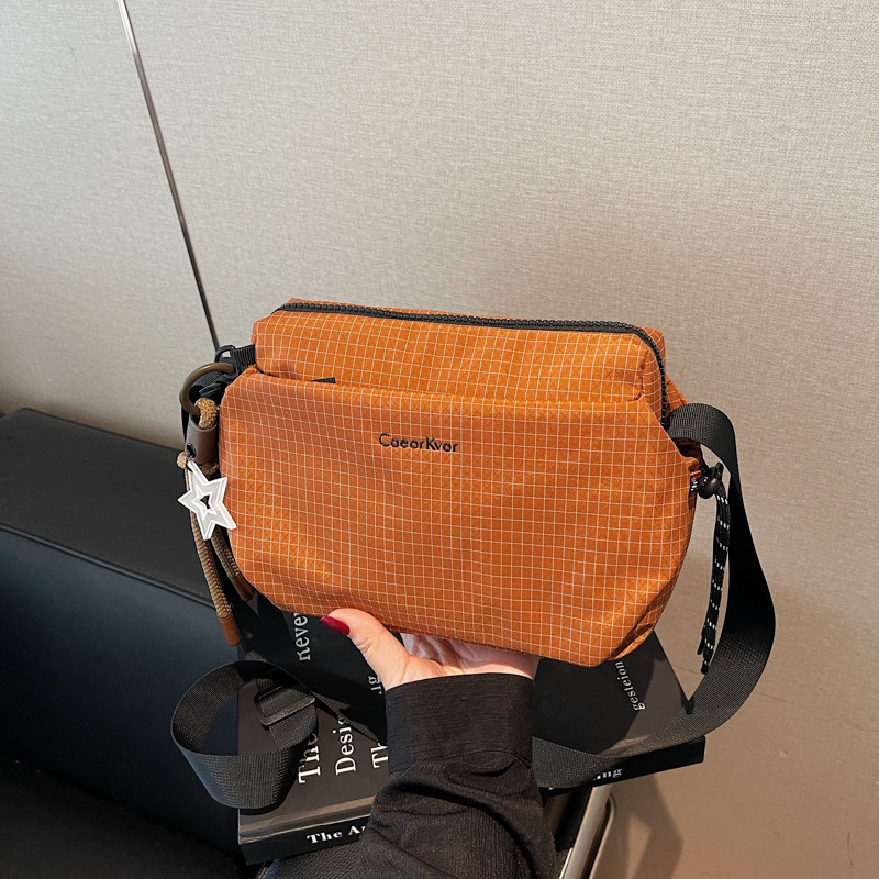 Large-Capacity Fashionable Casual Shoulder Bag 2026 Spring New Style Plaid Nylon Crossbody Bag Versatile Commuter Bag Large-Capacity Fashionable Casual Shoulder Bag 2026 Spring New Style Plaid Nylon Crossbody Bag Versatile Commuter Bag
