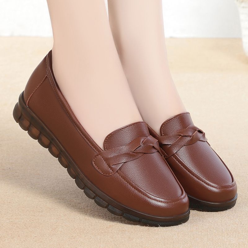 Primavera y otoño zapatos de sol suave de tendón de toro, zapatos de mujer de mediana edad, zapatos de cuero antideslizantes cómodos, zapatos de trabajo no cansados.