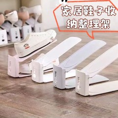 省スペースで靴を置く階層型の仕切り板の収納棚は靴の棚を調節できます。